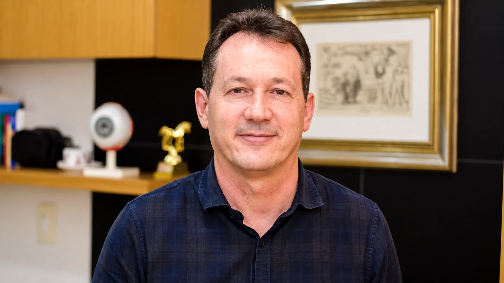 Dr. Carlo Wille em seu consultório, em retrato restaurado fornecido pela família