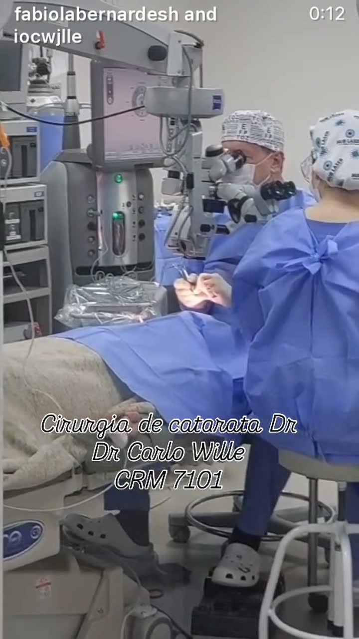 Dr. Carlo Wille e equipe durante cirurgia de catarata no ambiente do Hub Laser
